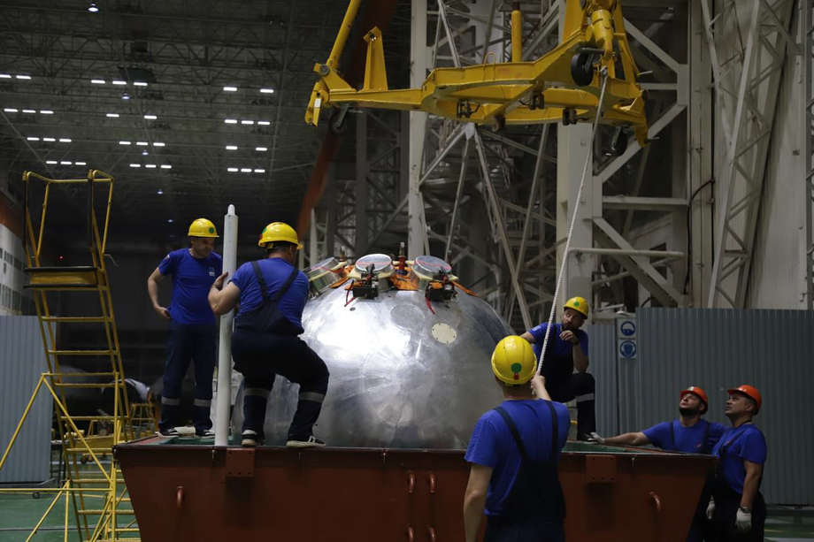 Proceso de ensamblaje del "paquete" para el cohete portador
