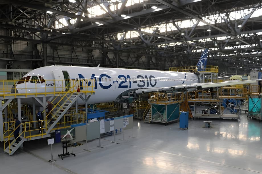 MC-21-310 en el taller de montaje