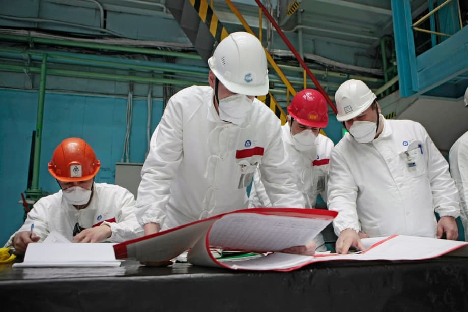 Trabajadores nucleares en la central nuclear de Kursk-2