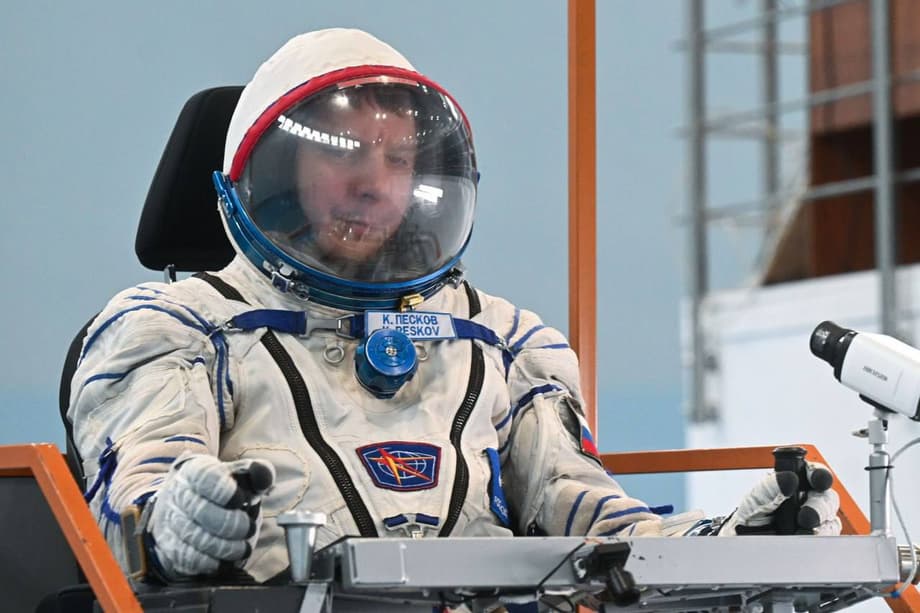 Космонавт Кирилл Песков в скафандре «Сокол»