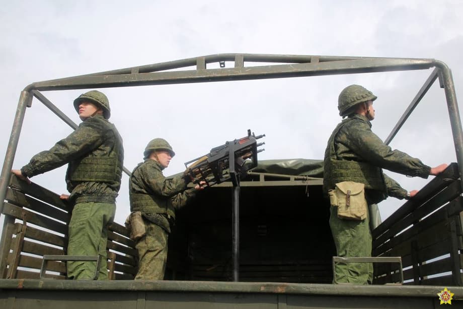 Зенитное орудие из трёх спаренных АКС-74У