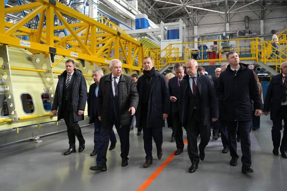La delegación llegó a la planta de aviación de Irkutsk