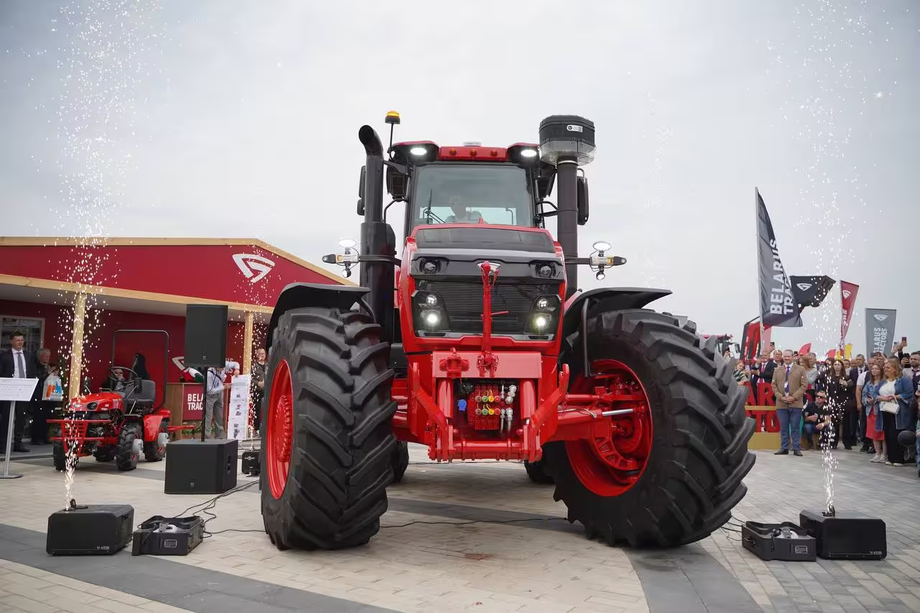 BELARUS 5425 Titan