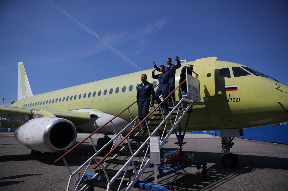 Команда лётного отряда после испытаний самолёта&nbsp; SJ-100 в 2025 году
