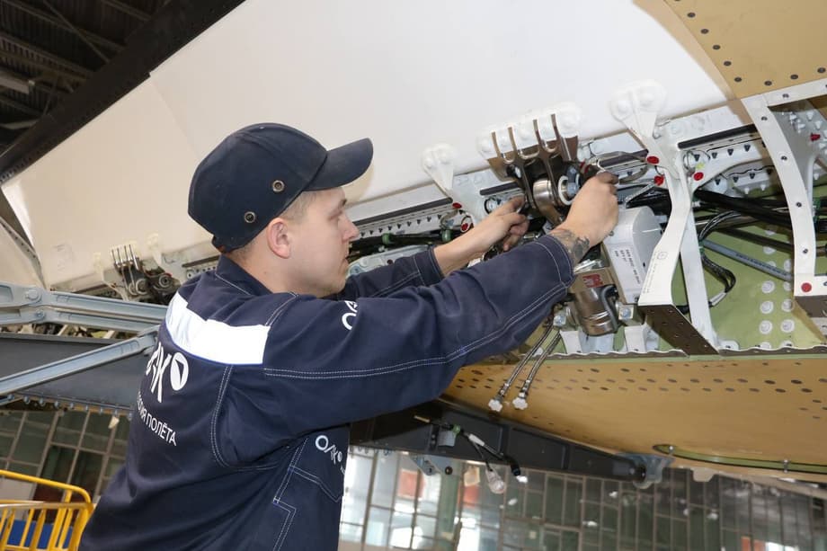 Assembly of the MC-21-310 wing