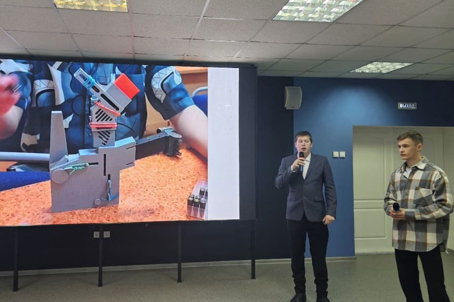 Students of the "Small Arms" department of ISTU present their project