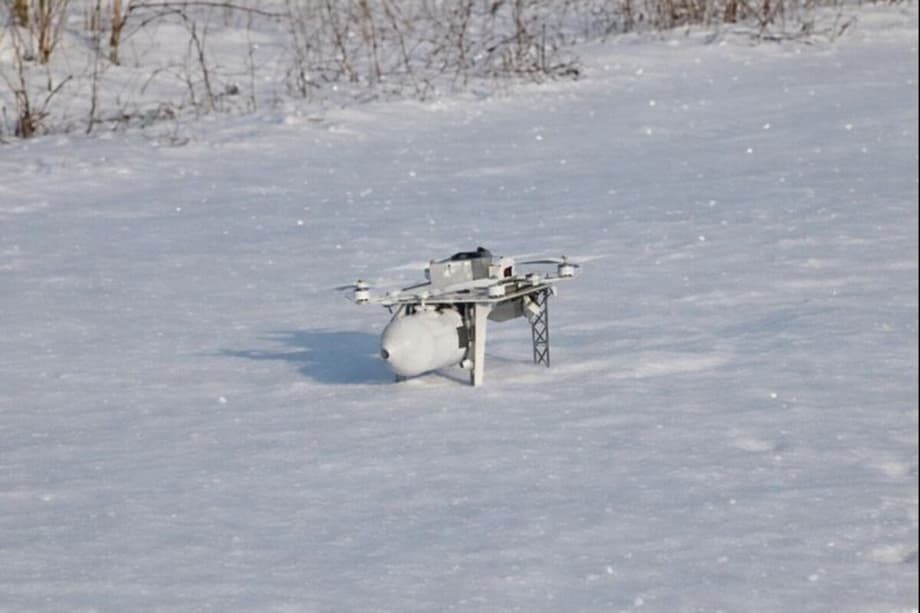 Российский FPV-дрон «Ждун», перекрашенный в белый цвет