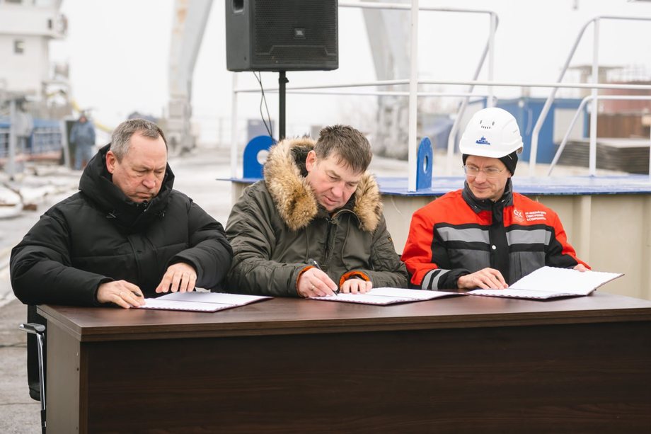 Firma de la documentacion de aceptacion y entrega en el sitio "Lotos" del Centro Sur de Construccion Naval