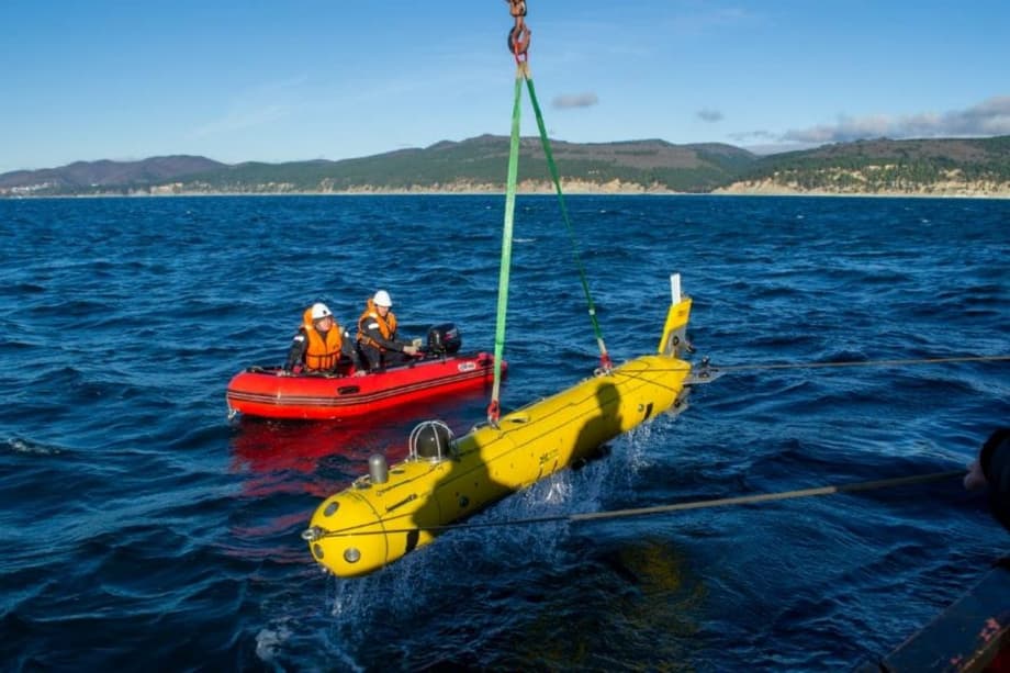 Descenso de un vehículo submarino autónomo no tripulado al agua