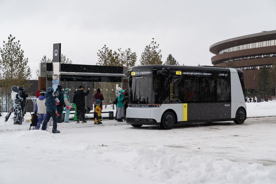 El primer autobús autónomo L5 en el territorio del resort "Manzherok" en Altái