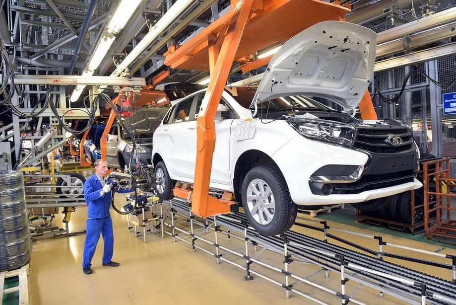 Сборка автомобилей на АвтоВАЗе, архивное фото<br>