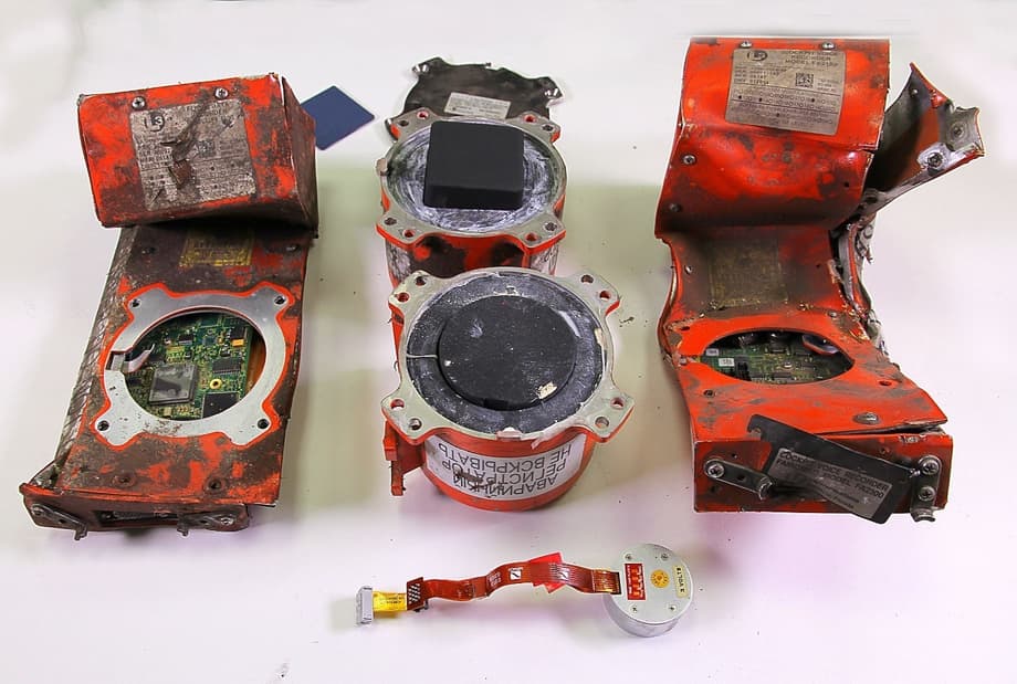 Las cajas negras del SSJ-100 accidentado sufrieron daños importantes, pero los expertos reconstruyeron los eventos a bordo antes del accidente.