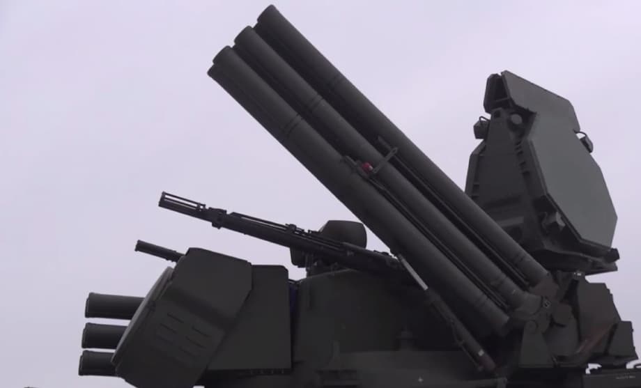 ЗРПК применяется на 360 градусов по многим типам воздушных целей - от беспилотников до ракет и самолетов, «Панцирь-С1» был специально «прошит» под высокоскоростные цели до 1000 м/с на дистанции до 20 км и имеет свои тепловизоры