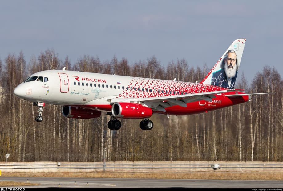 «Суперджет» RA-89025 «Тобольск» с изображением Менделеева 