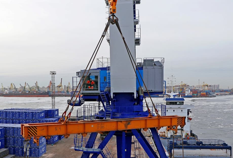 Nueva grúa pórtico en el puerto marítimo de San Petersburgo
