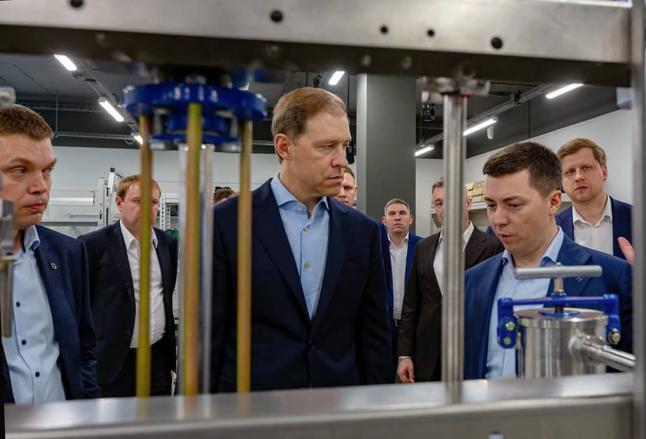 Denis Manturov en una de las fábricas de Zelenograd