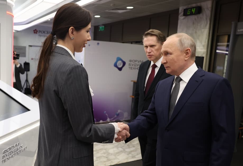 Президент России Владимир Путин и руководитель дирекции по здравоохранению Фонда Росконгресс Анастасия Столкова