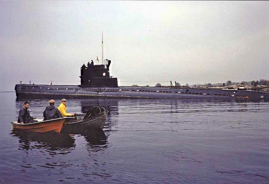местные жители осматривают подлодку С-363