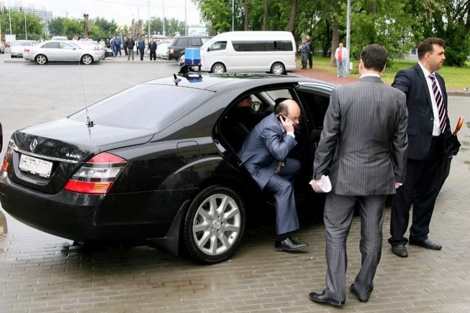 Чиновники на Mercedes