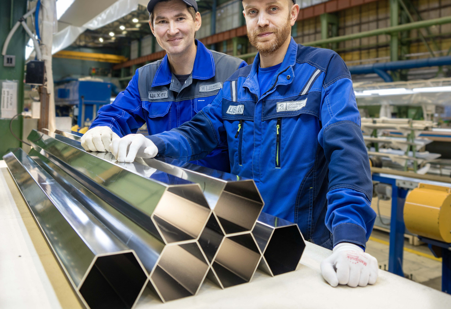 Seamless hexagonal zirconium tubes for small modular reactors