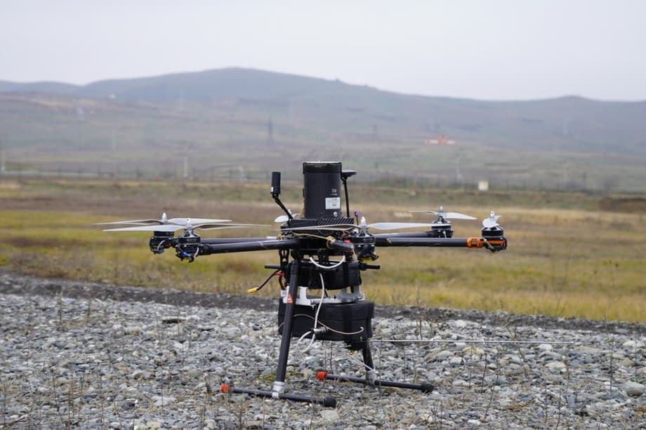 Дрон размером всего лишь 30 на 30 см выдерживает порывы ветра до 25 м/с. Более крупные дроны этого не умеют.