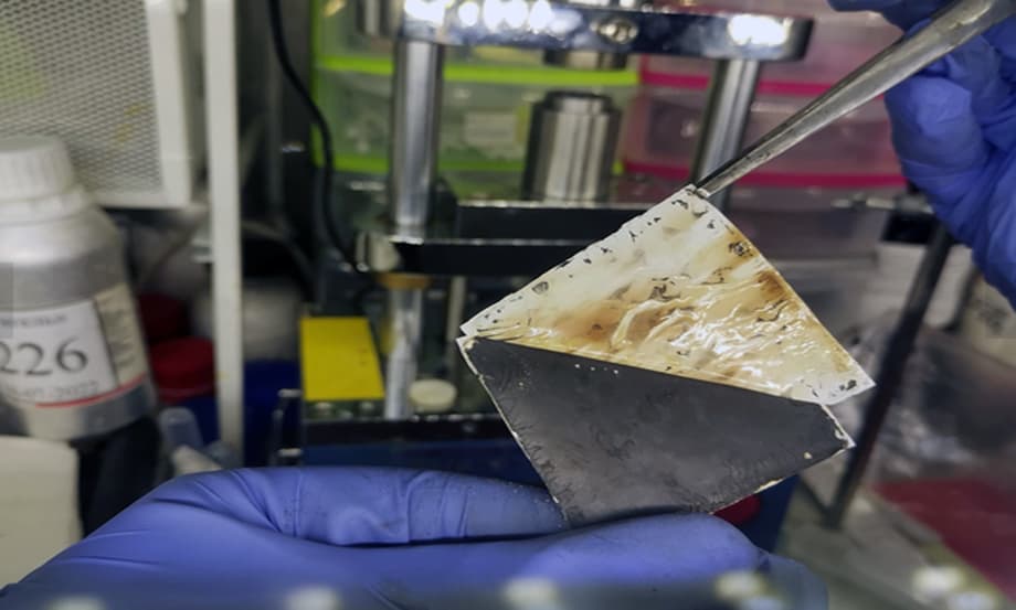 Российский аккумулятор с защитным слоем, разработку которого поддержали грантом РНФ, уже показали научному миру в журнале ACS Applied Energy Materials