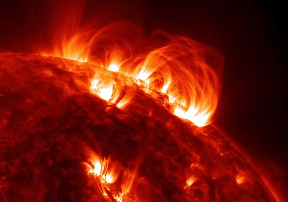 formación de gases incandescentes que se eleva sobre la superficie del Sol