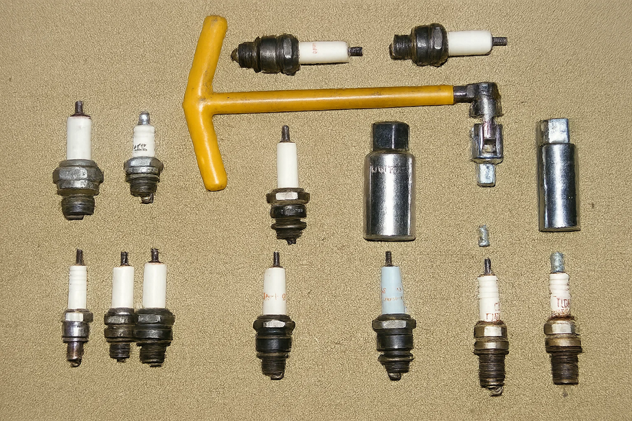 Свечной ключ и разные типы свечей