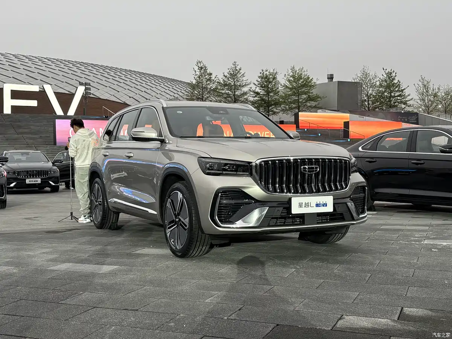 SUV Geely Monjaro i-HEV