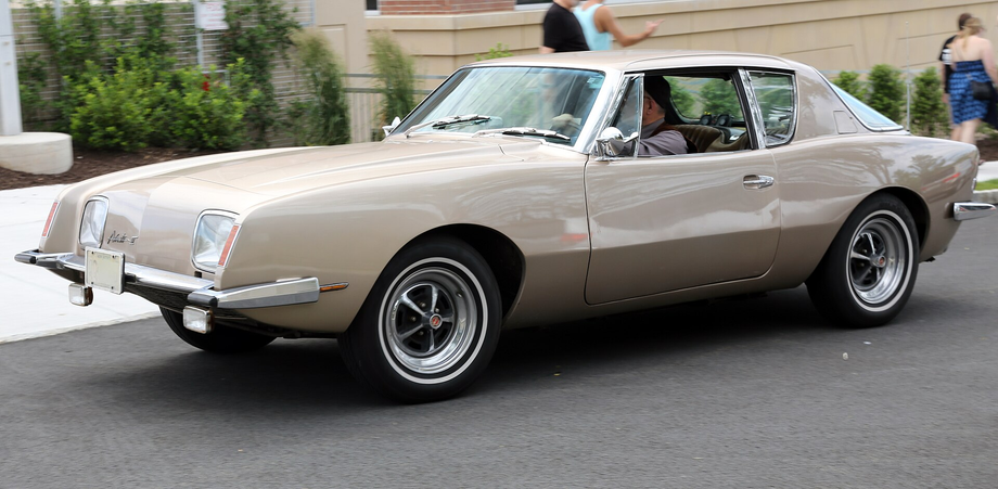 Studebaker Avanti II 