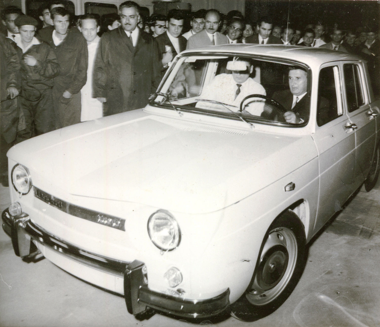 Николае Чаушеску за рулем первой Dacia 1100 
