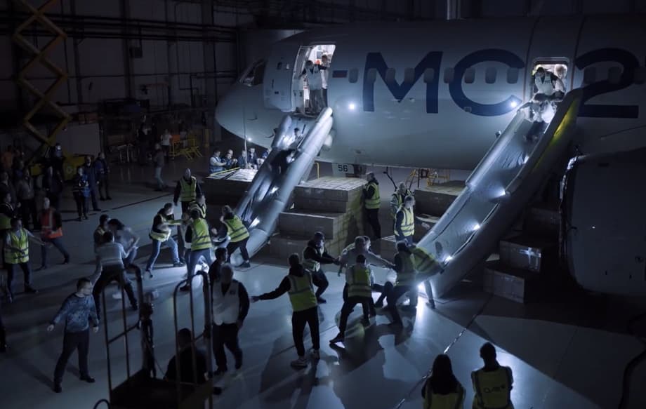 За бортом было темное время суток, часть аварийных выходов самолета, по условиям испытания, не сработала