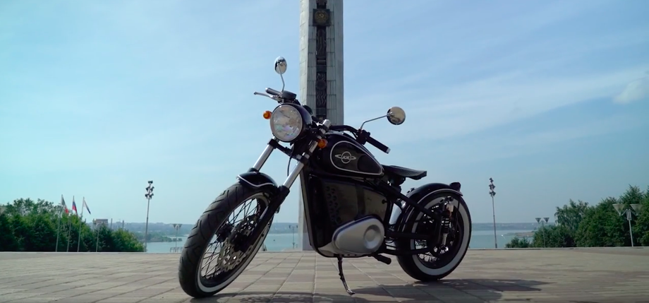 Versión moderna de la motocicleta eléctrica IZH-49 (el original fue producido por «Izhmash» desde 1951 hasta 1958)