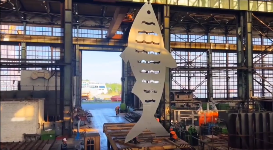 Десятиметровая металлическая вобла