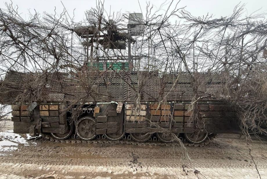 T-72B32 with a dismantled turret