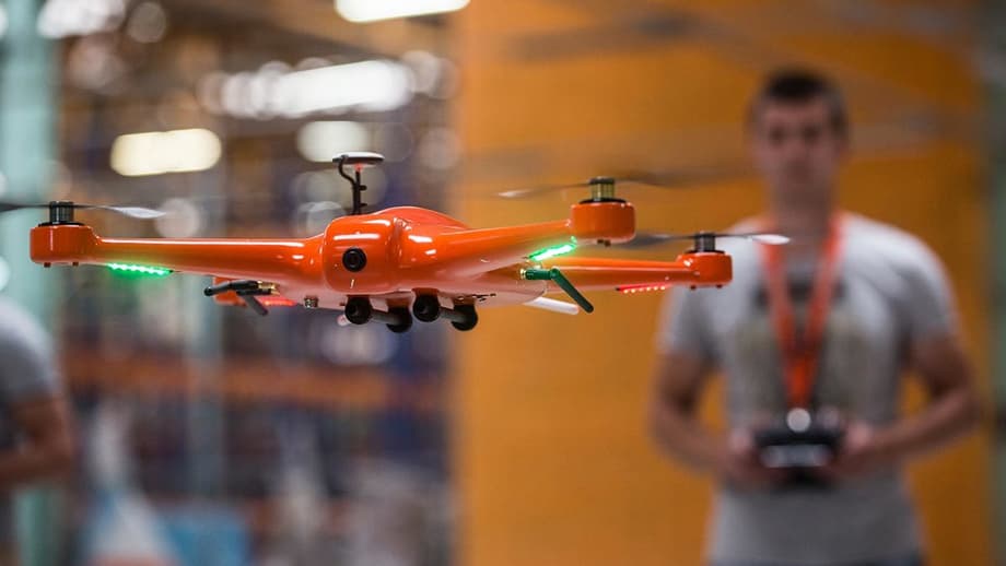 Школьник управляет дроном