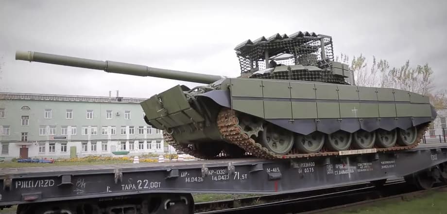 Модернизированный танк Т-72Б3 с противодроновым навесом над башней