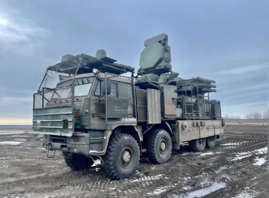 Sistema de misiles y cañones antiaéreos "Pantsir-S1" con complejos de guerra electrónica