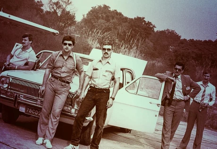 Сотруднки КГБ на фоне «Волги», предположительно 1979 год<br>