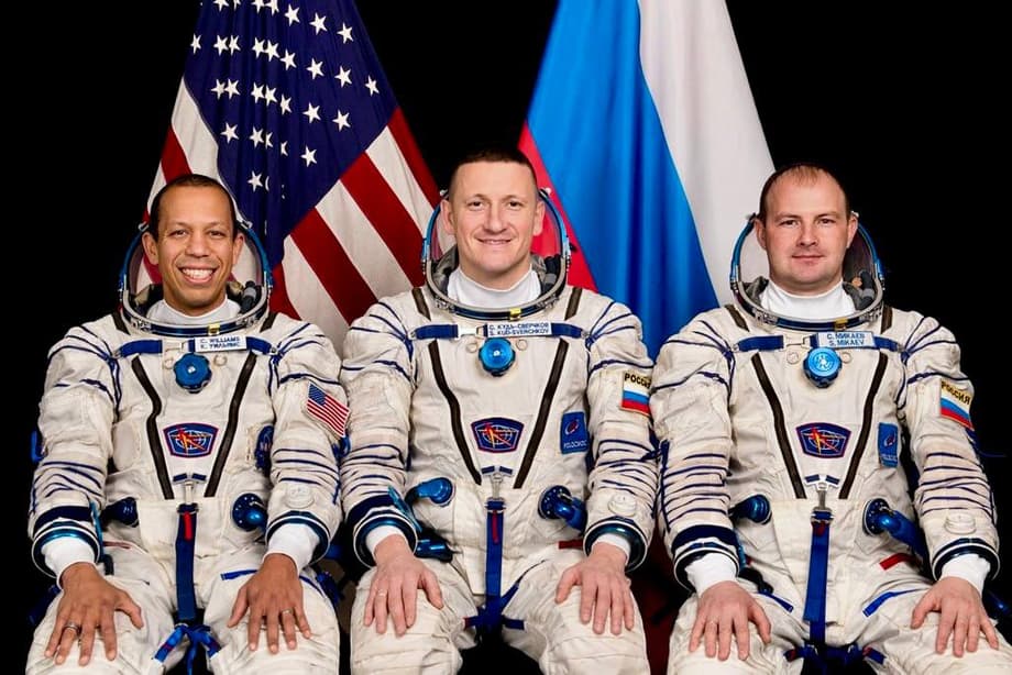 El astronauta Christopher Williams, los cosmonautas Serguéi Kud-Sverchkov y Serguéi Mikaev