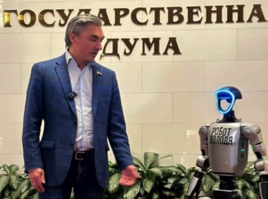 El robot Volodia trabajando en la Duma Estatal
