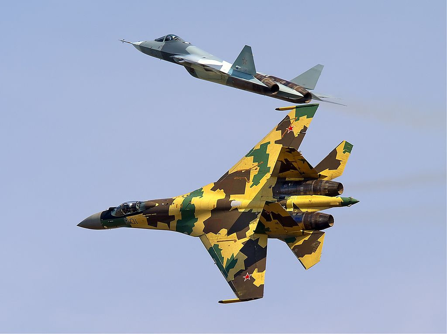 российские истребители Су-35 (внизу) и Су-57 (вверху) 