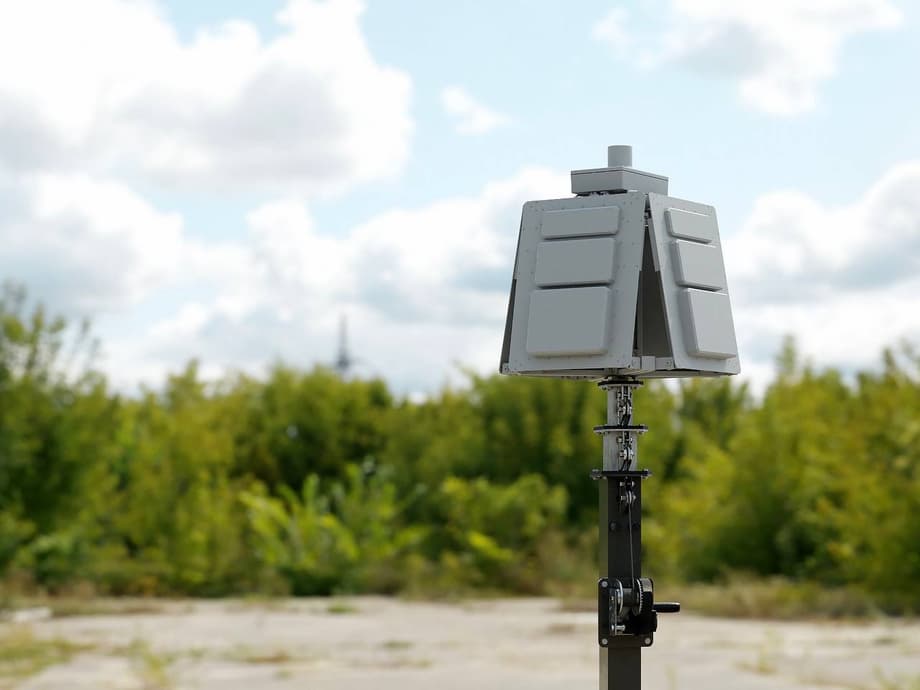 Serp-VS5D does not allow drones into the zone up to five kilometers in a straight line of sight. Thanks to digital processing algorithms, false positives or missing a flying threat are practically excluded