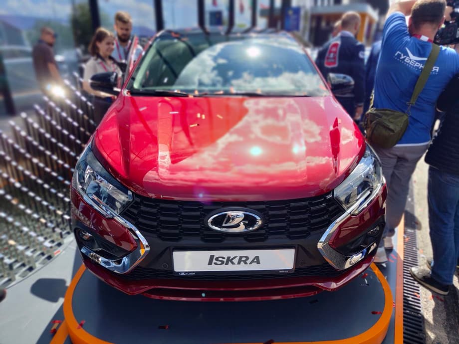 LADA Iskra en el SPIEF en la carrocería sedán<br>