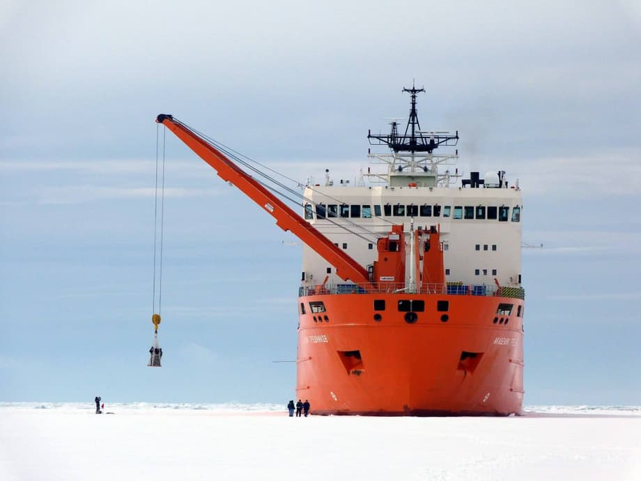 R/V "Academician Tryoshnikov"
