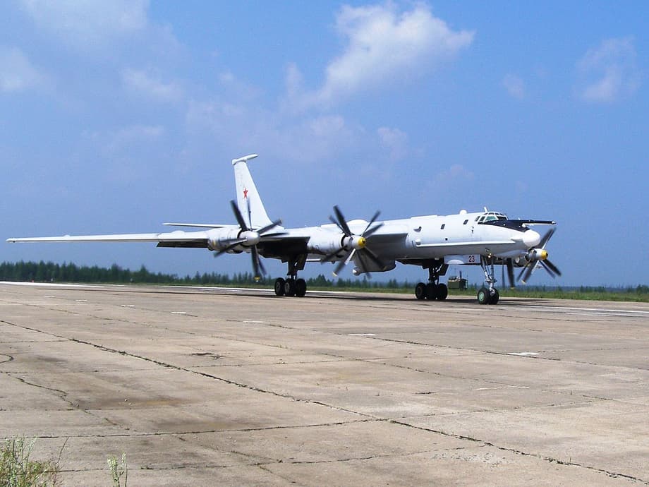 Tu-142