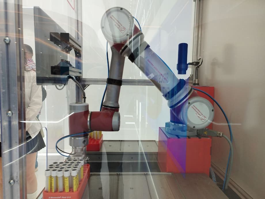 Robotic module for laboratories