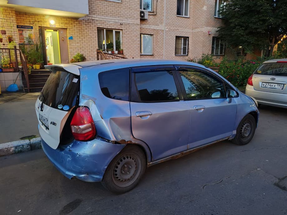 Automóviles en el patio de un edificio de apartamentos 