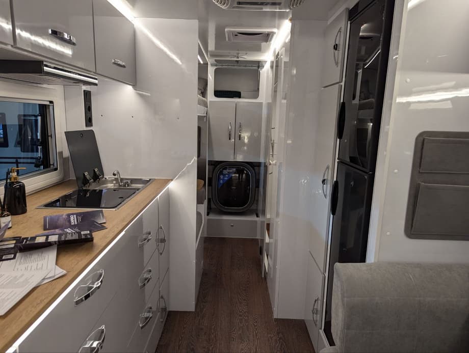 Remolque habitable KS66, vista interior