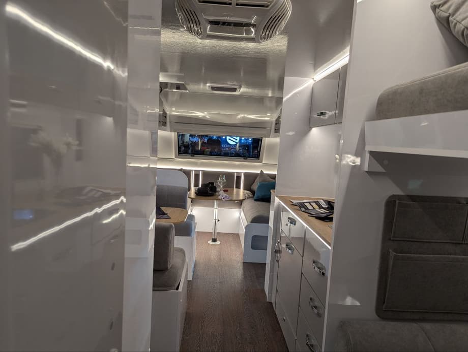 Remolque habitable KS66, vista interior